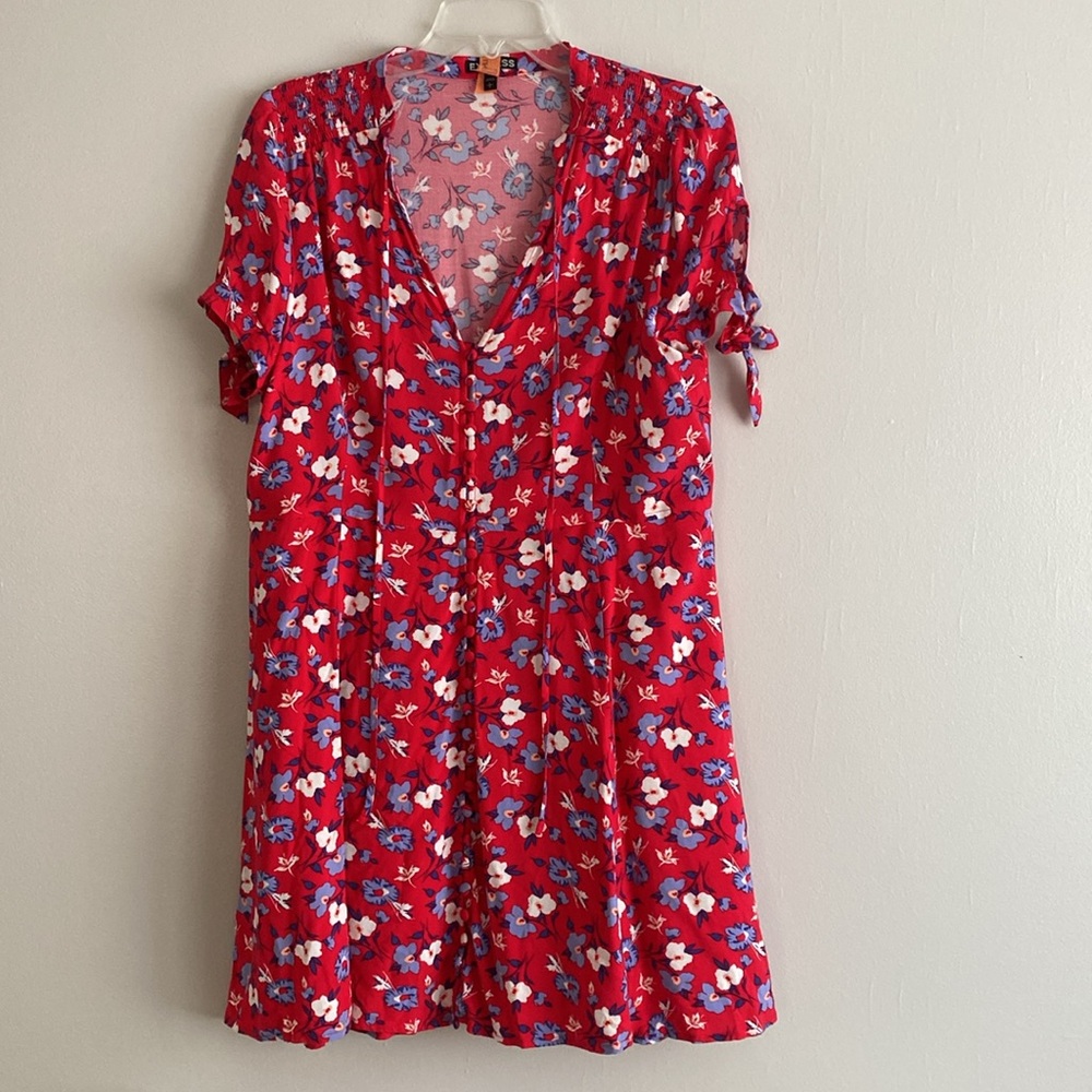 beautiful dress with buttons at the front..Express size L